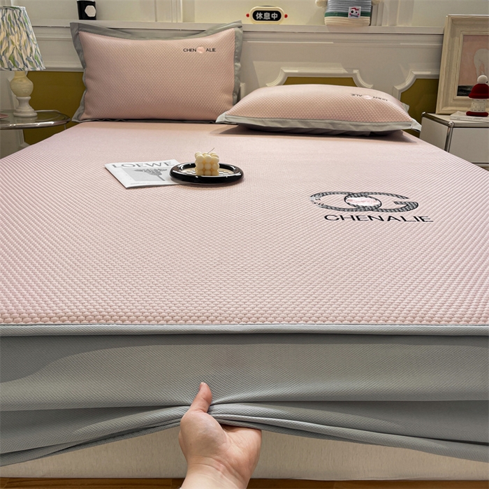 91家纺网 家纺一手货源 找家纺 启程家纺 2025新款凉豆豆复合三明治刺绣款凉席席子-床笠款 小香风-粉-床笠款