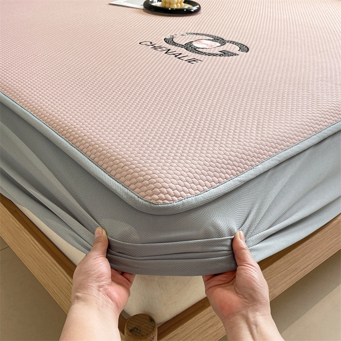 91家纺网 家纺一手货源 找家纺 启程家纺 2025新款凉豆豆复合三明治刺绣款凉席席子-床笠款 小香风-粉-床笠款