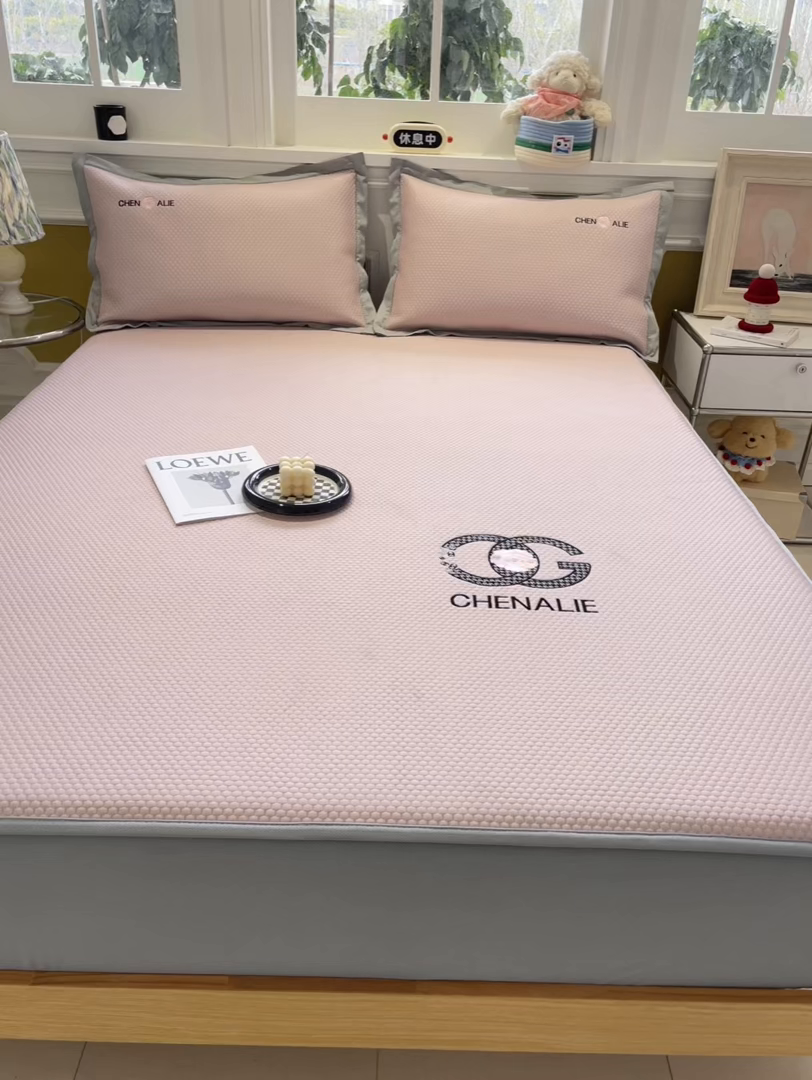 91家纺网 家纺一手货源 找家纺 启程家纺 2025新款凉豆豆复合三明治刺绣款凉席席子-床笠款 小香风-粉-床笠款