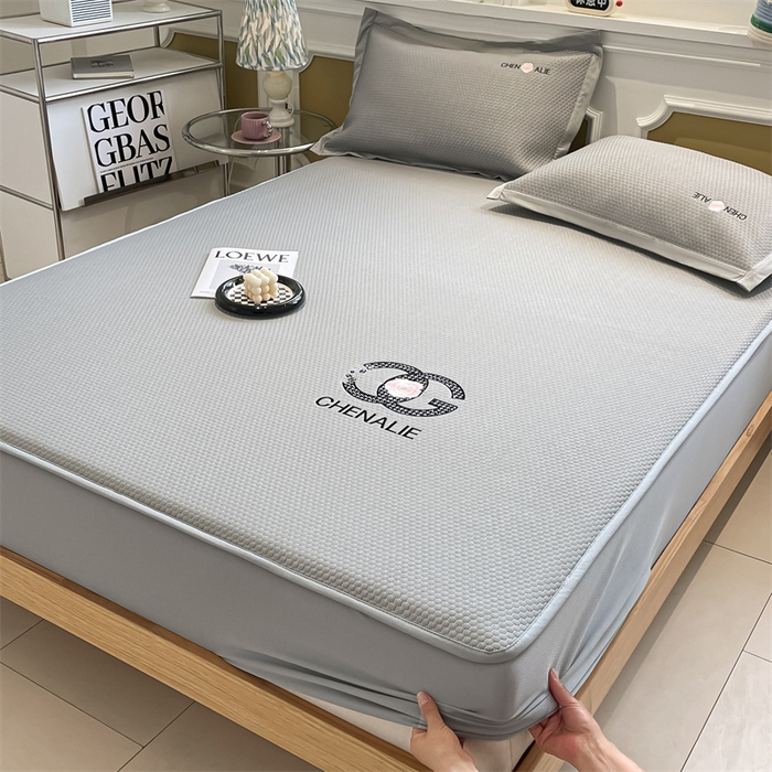 91家纺网 家纺一手货源 找家纺 启程家纺 2025新款凉豆豆复合三明治刺绣款凉席席子-床笠款 小香风-灰-床笠款