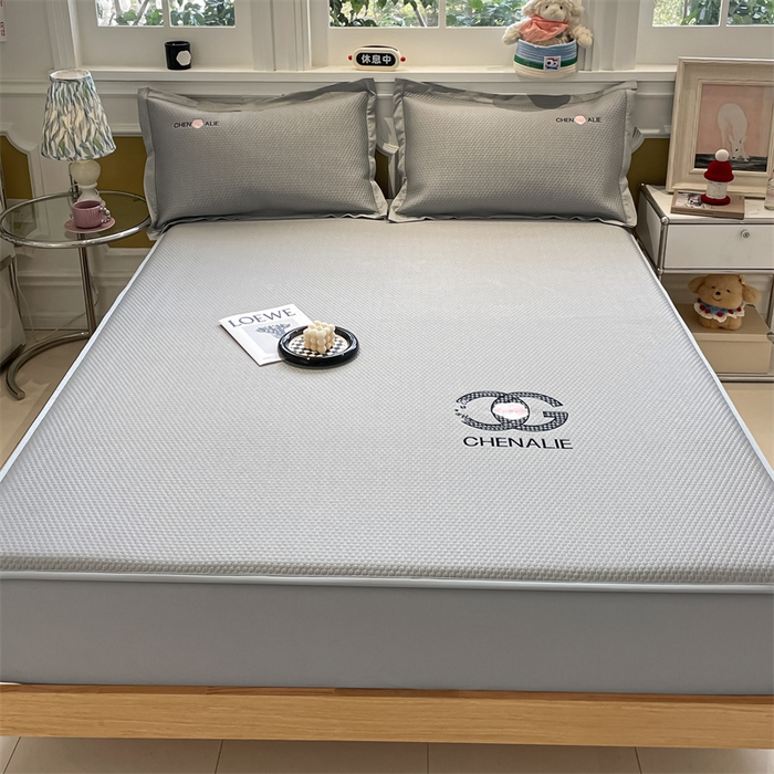 91家纺网 家纺一手货源 找家纺 启程家纺 2025新款凉豆豆复合三明治刺绣款凉席席子-床笠款 小香风-灰-床笠款