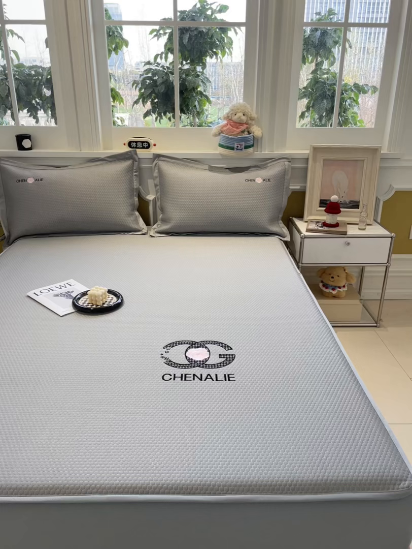 91家纺网 家纺一手货源 找家纺 启程家纺 2025新款凉豆豆复合三明治刺绣款凉席席子-床笠款 小香风-灰-床笠款