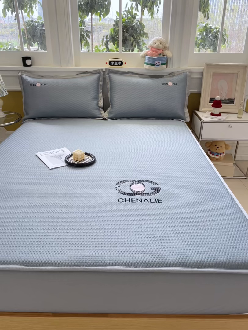 91家纺网 家纺一手货源 找家纺 启程家纺 2025新款凉豆豆复合三明治刺绣款凉席席子-床笠款 小香风-蓝-床笠款