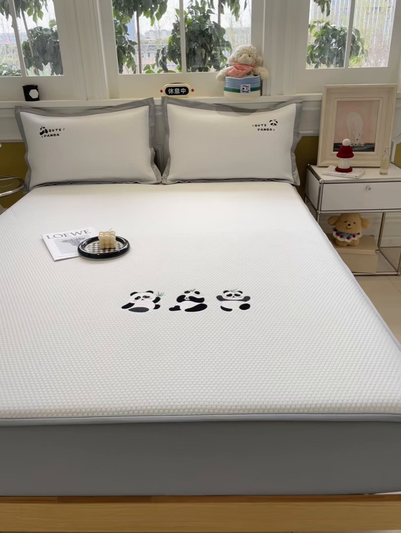 91家纺网 家纺一手货源 找家纺 启程家纺 2025新款凉豆豆复合三明治刺绣款凉席席子-床笠款 熊猫-白-床笠款