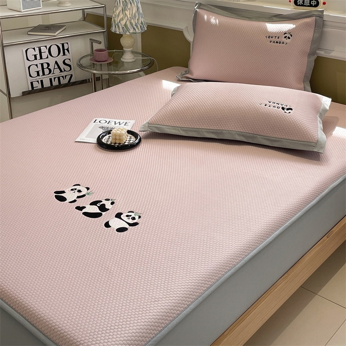 91家纺网 家纺一手货源 找家纺 启程家纺 2025新款凉豆豆复合三明治刺绣款凉席席子-床笠款 熊猫-粉-床笠款