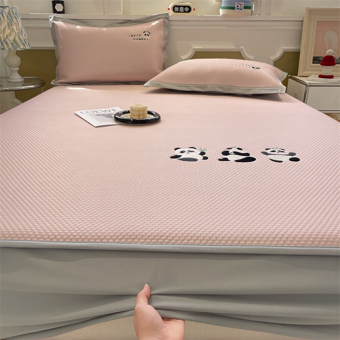 91家纺网 家纺一手货源 找家纺 启程家纺 2025新款凉豆豆复合三明治刺绣款凉席席子-床笠款 熊猫-粉-床笠款