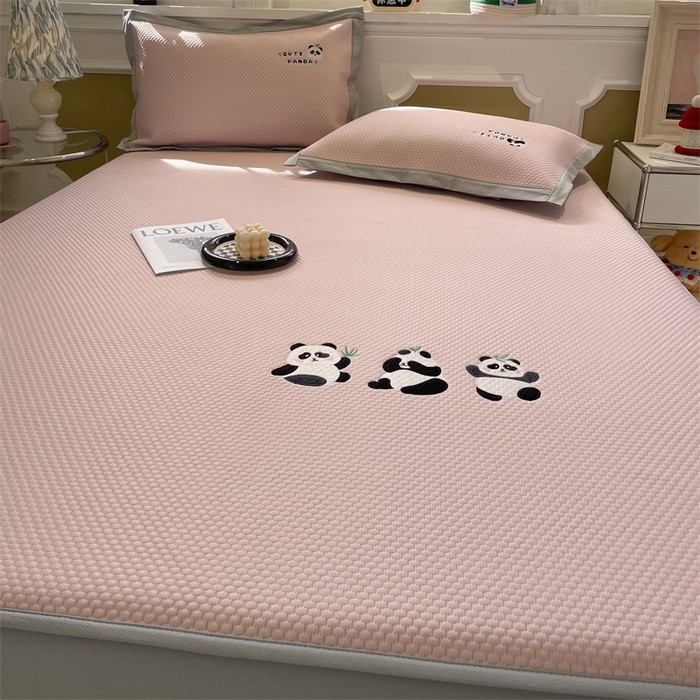 91家纺网 家纺一手货源 找家纺 启程家纺 2025新款凉豆豆复合三明治刺绣款凉席席子-床笠款 熊猫-粉-床笠款