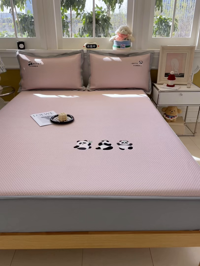 91家纺网 家纺一手货源 找家纺 启程家纺 2025新款凉豆豆复合三明治刺绣款凉席席子-床笠款 熊猫-粉-床笠款