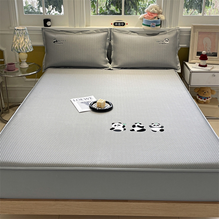 91家纺网 家纺一手货源 找家纺 启程家纺 2025新款凉豆豆复合三明治刺绣款凉席席子-床笠款 熊猫-灰-床笠款