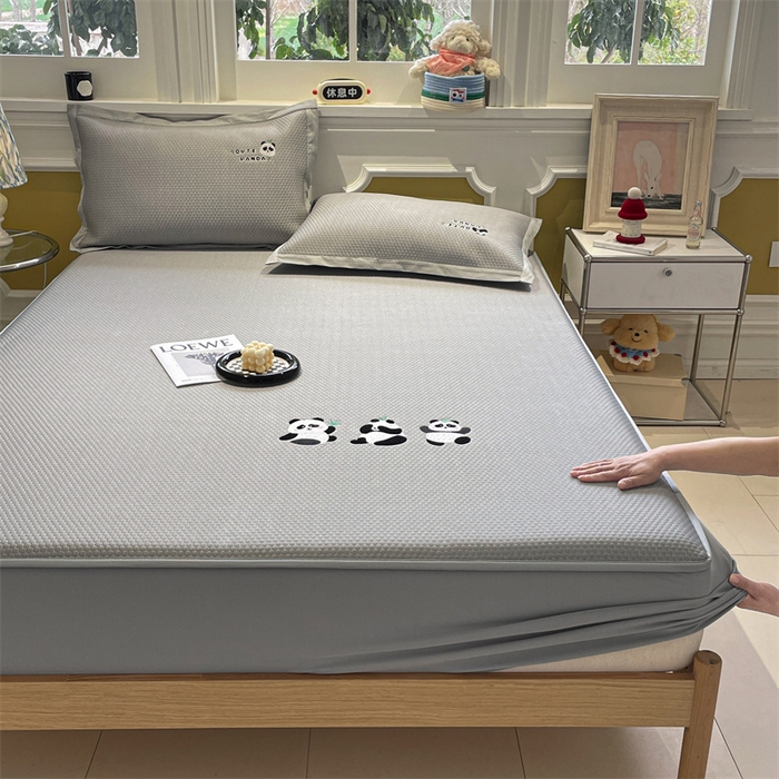 91家纺网 家纺一手货源 找家纺 启程家纺 2025新款凉豆豆复合三明治刺绣款凉席席子-床笠款 熊猫-灰-床笠款