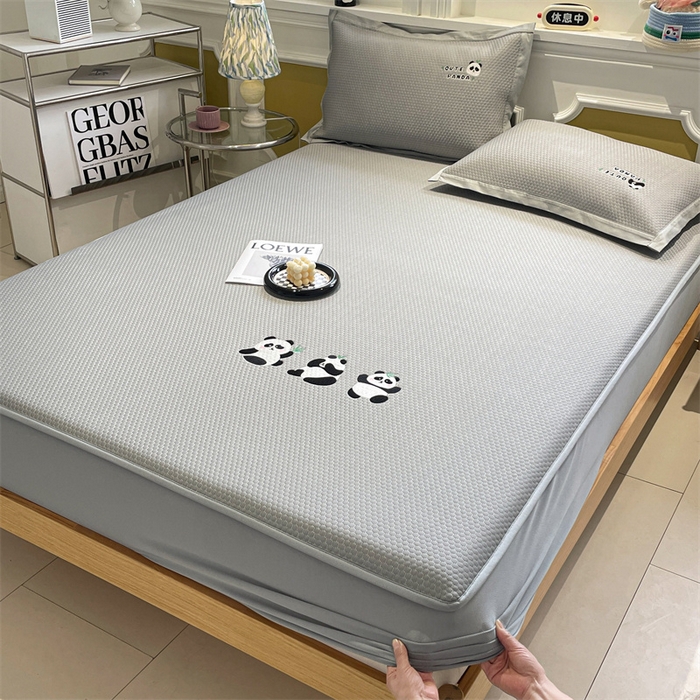 91家纺网 家纺一手货源 找家纺 启程家纺 2025新款凉豆豆复合三明治刺绣款凉席席子-床笠款 熊猫-灰-床笠款