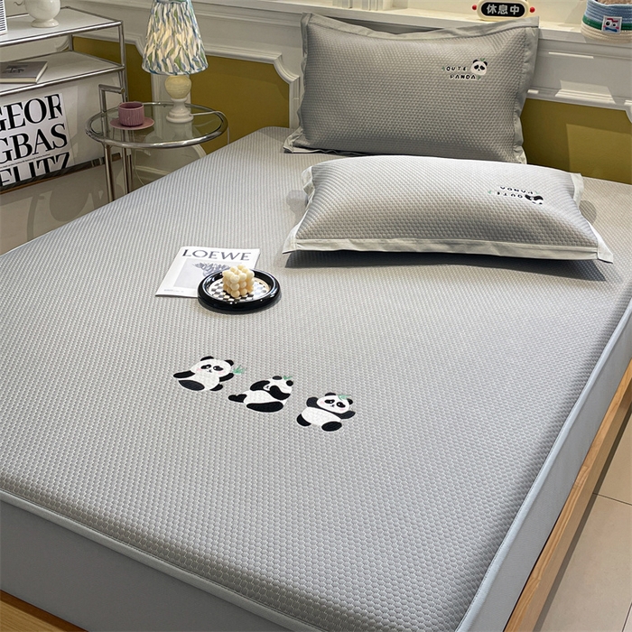 91家纺网 家纺一手货源 找家纺 启程家纺 2025新款凉豆豆复合三明治刺绣款凉席席子-床笠款 熊猫-灰-床笠款