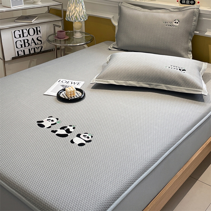 91家纺网 家纺一手货源 找家纺 启程家纺 2025新款凉豆豆复合三明治刺绣款凉席席子-床笠款 熊猫-灰-床笠款