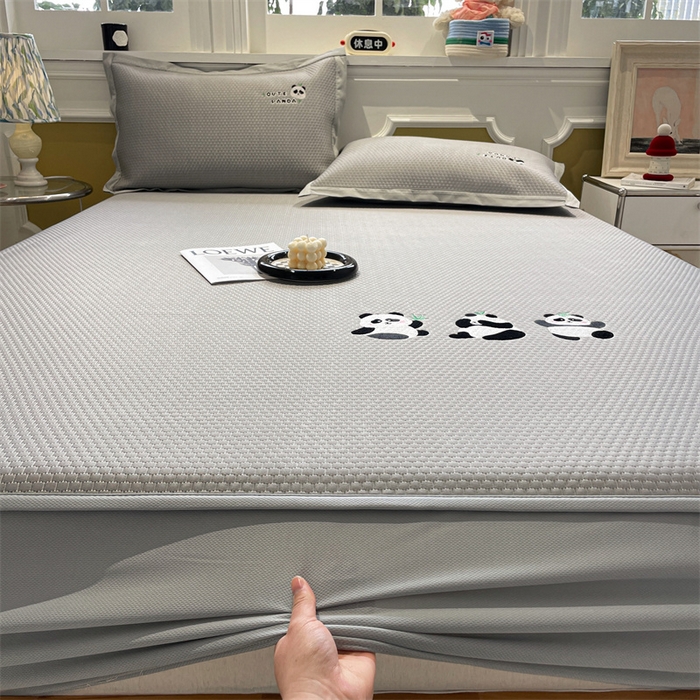 91家纺网 家纺一手货源 找家纺 启程家纺 2025新款凉豆豆复合三明治刺绣款凉席席子-床笠款 熊猫-灰-床笠款