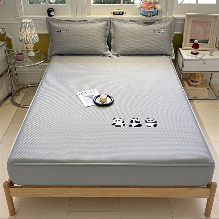 91家纺网 家纺一手货源 找家纺 启程家纺 2025新款凉豆豆复合三明治刺绣款凉席席子-床笠款 熊猫-灰-床笠款