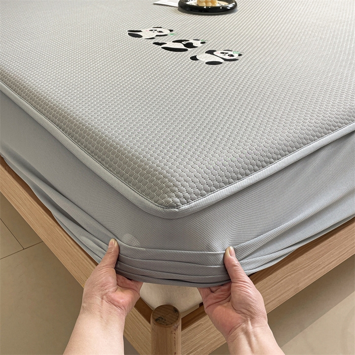 91家纺网 家纺一手货源 找家纺 启程家纺 2025新款凉豆豆复合三明治刺绣款凉席席子-床笠款 熊猫-灰-床笠款