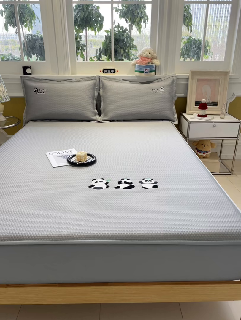 91家纺网 家纺一手货源 找家纺 启程家纺 2025新款凉豆豆复合三明治刺绣款凉席席子-床笠款 熊猫-灰-床笠款