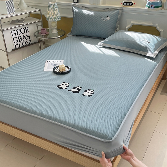 91家纺网 家纺一手货源 找家纺 启程家纺 2025新款凉豆豆复合三明治刺绣款凉席席子-床笠款 熊猫-蓝-床笠款