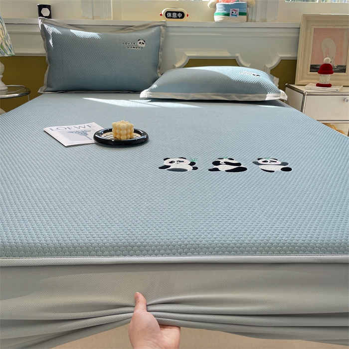 91家纺网 家纺一手货源 找家纺 启程家纺 2025新款凉豆豆复合三明治刺绣款凉席席子-床笠款 熊猫-蓝-床笠款