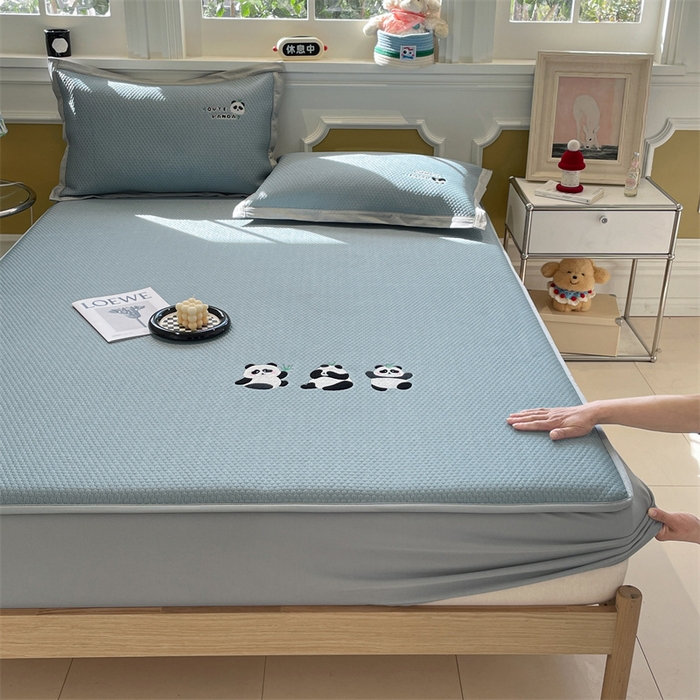 91家纺网 家纺一手货源 找家纺 启程家纺 2025新款凉豆豆复合三明治刺绣款凉席席子-床笠款 熊猫-蓝-床笠款