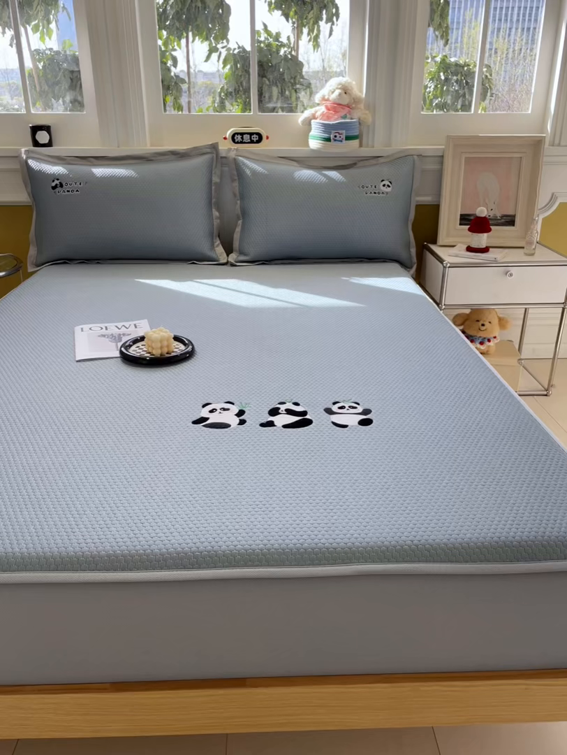 91家纺网 家纺一手货源 找家纺 启程家纺 2025新款凉豆豆复合三明治刺绣款凉席席子-床笠款 熊猫-蓝-床笠款