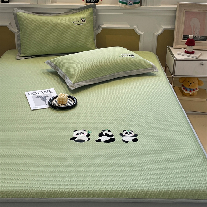 91家纺网 家纺一手货源 找家纺 启程家纺 2025新款凉豆豆复合三明治刺绣款凉席席子-床笠款 熊猫-绿-床笠款