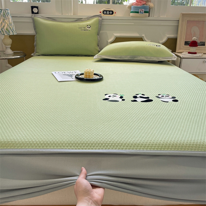 91家纺网 家纺一手货源 找家纺 启程家纺 2025新款凉豆豆复合三明治刺绣款凉席席子-床笠款 熊猫-绿-床笠款