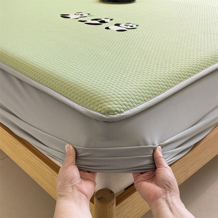 91家纺网 家纺一手货源 找家纺 启程家纺 2025新款凉豆豆复合三明治刺绣款凉席席子-床笠款 熊猫-绿-床笠款