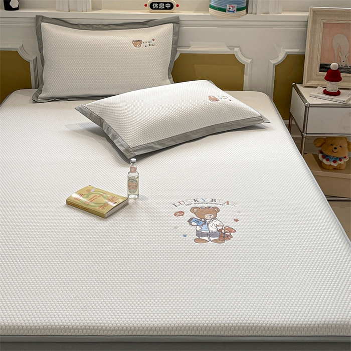 91家纺网 家纺一手货源 找家纺 启程家纺 2025新款凉豆豆复合三明治刺绣款凉席席子-床笠款 熊仔宝贝-白-床笠款