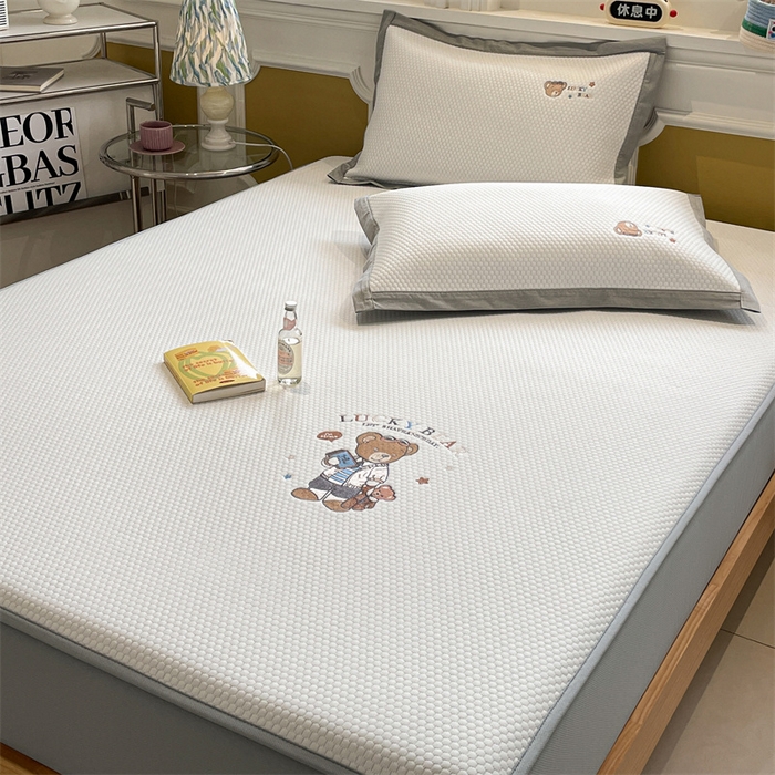 91家纺网 家纺一手货源 找家纺 启程家纺 2025新款凉豆豆复合三明治刺绣款凉席席子-床笠款 熊仔宝贝-白-床笠款