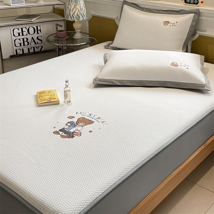 91家纺网 家纺一手货源 找家纺 启程家纺 2025新款凉豆豆复合三明治刺绣款凉席席子-床笠款 熊仔宝贝-白-床笠款