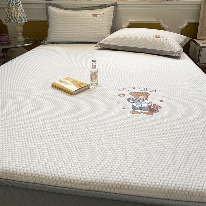 91家纺网 家纺一手货源 找家纺 启程家纺 2025新款凉豆豆复合三明治刺绣款凉席席子-床笠款 熊仔宝贝-白-床笠款