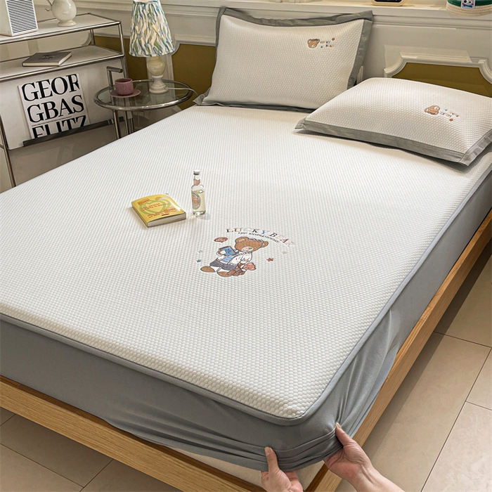 91家纺网 家纺一手货源 找家纺 启程家纺 2025新款凉豆豆复合三明治刺绣款凉席席子-床笠款 熊仔宝贝-白-床笠款