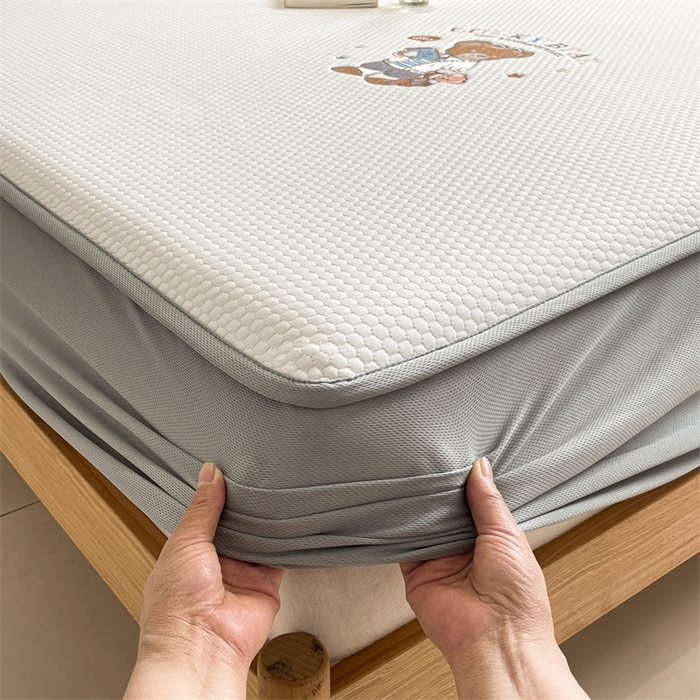 91家纺网 家纺一手货源 找家纺 启程家纺 2025新款凉豆豆复合三明治刺绣款凉席席子-床笠款 熊仔宝贝-白-床笠款