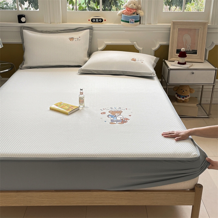 91家纺网 家纺一手货源 找家纺 启程家纺 2025新款凉豆豆复合三明治刺绣款凉席席子-床笠款 熊仔宝贝-白-床笠款