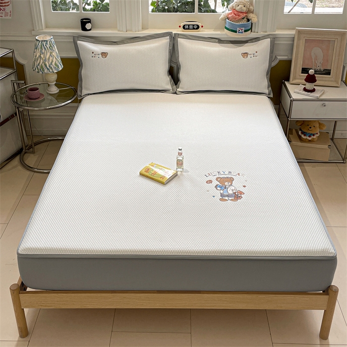 91家纺网 家纺一手货源 找家纺 启程家纺 2025新款凉豆豆复合三明治刺绣款凉席席子-床笠款 熊仔宝贝-白-床笠款