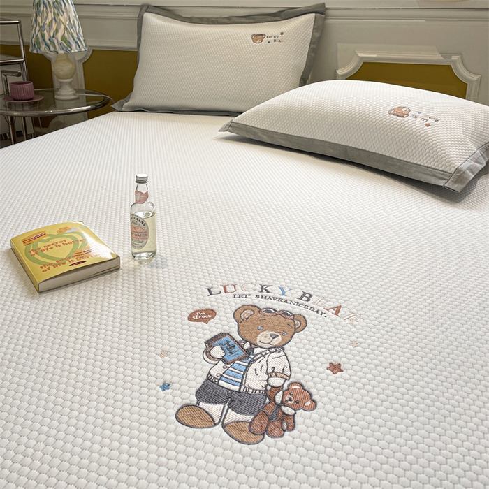 91家纺网 家纺一手货源 找家纺 启程家纺 2025新款凉豆豆复合三明治刺绣款凉席席子-床笠款 熊仔宝贝-白-床笠款