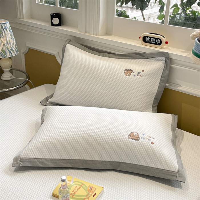 91家纺网 家纺一手货源 找家纺 启程家纺 2025新款凉豆豆复合三明治刺绣款凉席席子-床笠款 熊仔宝贝-白-床笠款