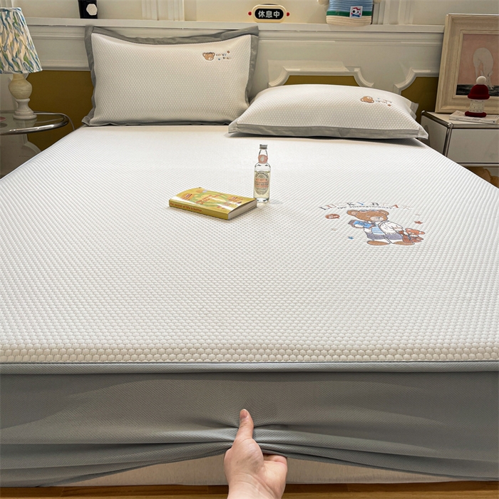 91家纺网 家纺一手货源 找家纺 启程家纺 2025新款凉豆豆复合三明治刺绣款凉席席子-床笠款 熊仔宝贝-白-床笠款