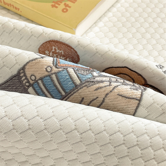 91家纺网 家纺一手货源 找家纺 启程家纺 2025新款凉豆豆复合三明治刺绣款凉席席子-床笠款 熊仔宝贝-白-床笠款