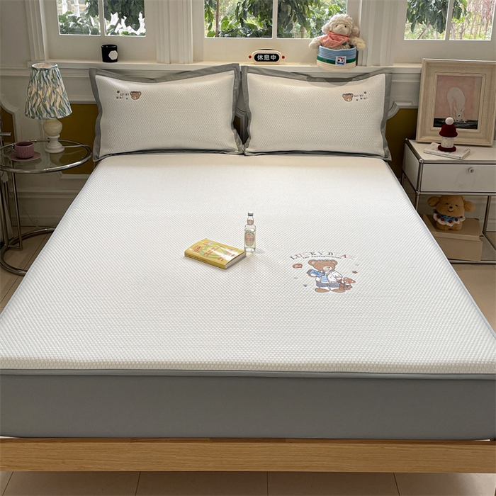 91家纺网 家纺一手货源 找家纺 启程家纺 2025新款凉豆豆复合三明治刺绣款凉席席子-床笠款 熊仔宝贝-白-床笠款