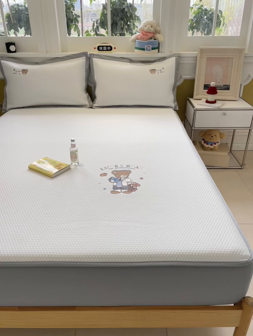 91家纺网 家纺一手货源 找家纺 启程家纺 2025新款凉豆豆复合三明治刺绣款凉席席子-床笠款 熊仔宝贝-白-床笠款