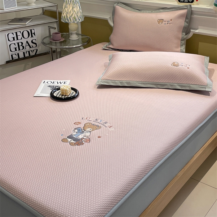 91家纺网 家纺一手货源 找家纺 启程家纺 2025新款凉豆豆复合三明治刺绣款凉席席子-床笠款 熊仔宝贝-粉-床笠款