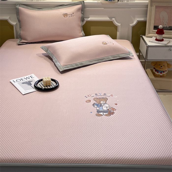 91家纺网 家纺一手货源 找家纺 启程家纺 2025新款凉豆豆复合三明治刺绣款凉席席子-床笠款 熊仔宝贝-粉-床笠款