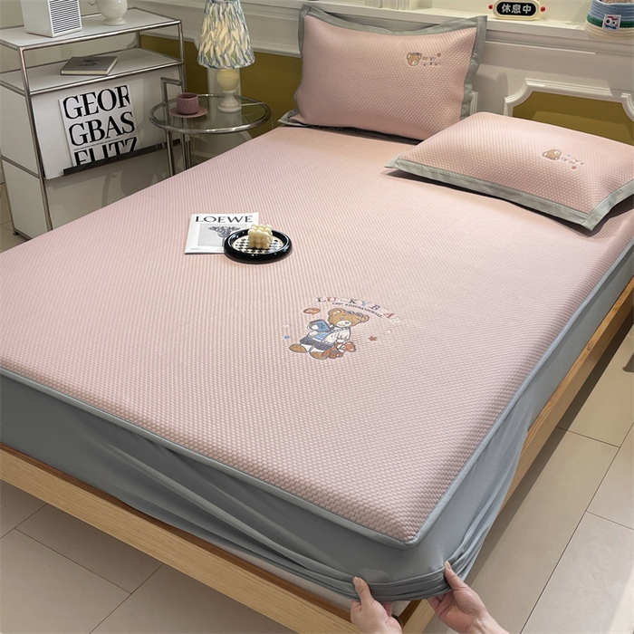 91家纺网 家纺一手货源 找家纺 启程家纺 2025新款凉豆豆复合三明治刺绣款凉席席子-床笠款 熊仔宝贝-粉-床笠款