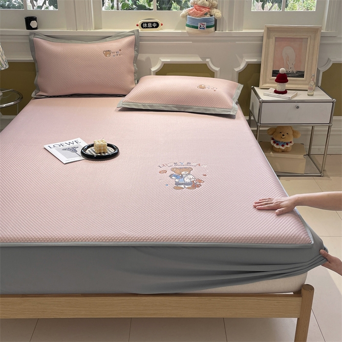 91家纺网 家纺一手货源 找家纺 启程家纺 2025新款凉豆豆复合三明治刺绣款凉席席子-床笠款 熊仔宝贝-粉-床笠款