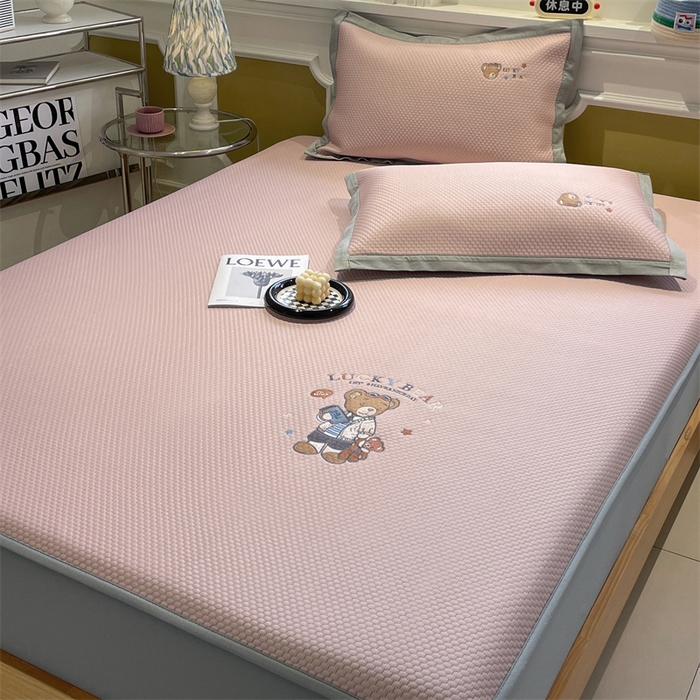 91家纺网 家纺一手货源 找家纺 启程家纺 2025新款凉豆豆复合三明治刺绣款凉席席子-床笠款 熊仔宝贝-粉-床笠款