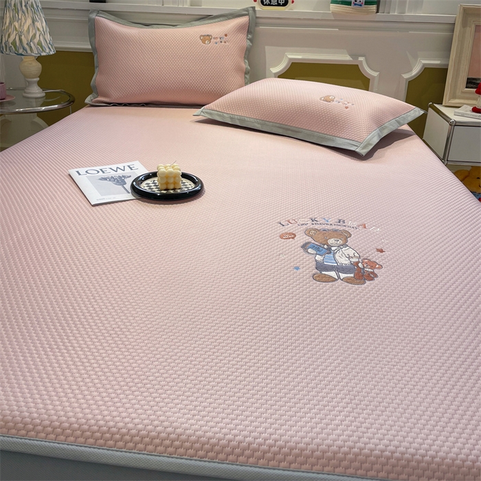 91家纺网 家纺一手货源 找家纺 启程家纺 2025新款凉豆豆复合三明治刺绣款凉席席子-床笠款 熊仔宝贝-粉-床笠款