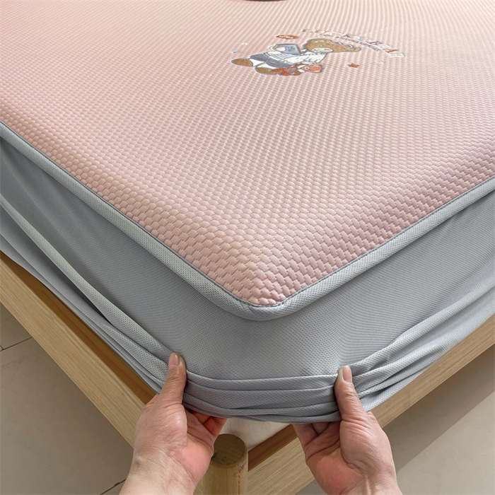 91家纺网 家纺一手货源 找家纺 启程家纺 2025新款凉豆豆复合三明治刺绣款凉席席子-床笠款 熊仔宝贝-粉-床笠款