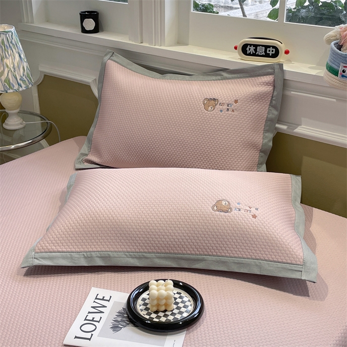 91家纺网 家纺一手货源 找家纺 启程家纺 2025新款凉豆豆复合三明治刺绣款凉席席子-床笠款 熊仔宝贝-粉-床笠款